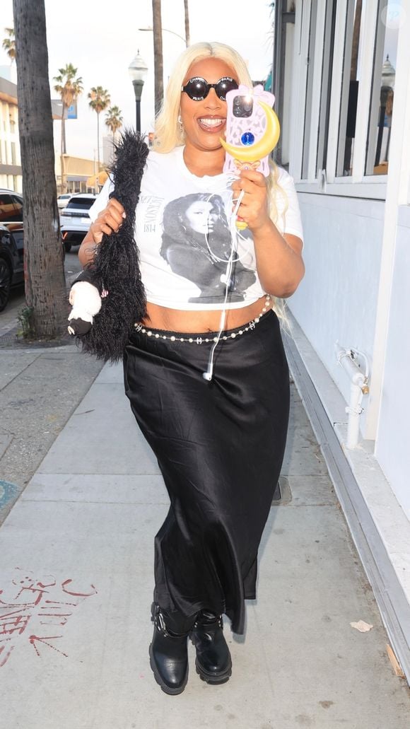 West Hollywood, Californie – EXCLUSIF – La chanteuse Lizzo continue d’éblouir et de dévoiler sa spectaculaire perte de poids alors qu’elle sort dîner à Los Angeles. Elle arbore un look audacieux composé d’un haut vintage raccourci à l’effigie de Janet Jackson, d’une robe noire en soie, d’une ceinture Chanel à la taille, de lunettes Chanel et de bottes noires. Lizzo adopte également un look blond et tient une figurine Labubu habillée d’une tenue signée Prada. Backgrid USA / Bestimage