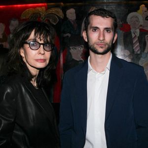 Ce samedi, Anne Parillaud s'est rendue à la célèbre brasserie parisienne Les Deux Magots.

Anne Parillaud et son fils Théo - Personnalités pour la 3ème édition du salon du livre à Saint-Germain-des-Prés "Des pages avant la plage" à Paris.

© Philippe Baldini / Bestimage
