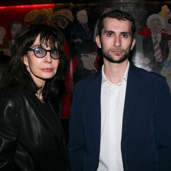 Ce samedi, Anne Parillaud s'est rendue à la célèbre brasserie parisienne Les Deux Magots.

Anne Parillaud et son fils Théo - Personnalités pour la 3ème édition du salon du livre à Saint-Germain-des-Prés "Des pages avant la plage" à Paris.

© Philippe Baldini / Bestimage