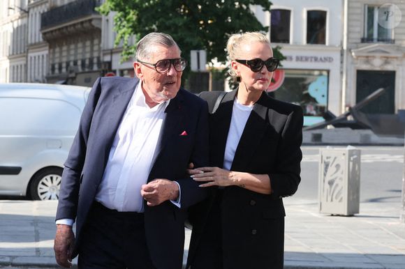Laeticia Hallyday et Jean-Claude Camus - Arrivées aux obsèques de Philippe Labro en l'église de Saint-Germain-des-Prés à Paris le 13 juin 2025. © Dominique Jacovides - Christophe Clovis / Bestimage
