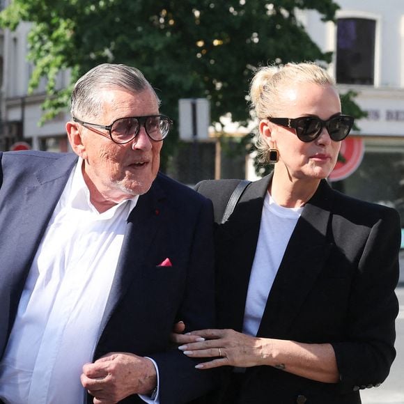 Laeticia Hallyday et Jean-Claude Camus - Arrivées aux obsèques de Philippe Labro en l'église de Saint-Germain-des-Prés à Paris le 13 juin 2025. © Dominique Jacovides - Christophe Clovis / Bestimage