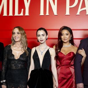Darren Star, Philippine Leroy-Beaulieu, Lily Collins, Ashley Park, Andrew Fleming lors de la première de la série “Emily in Paris” saison 5 au Grand Rex à Paris le 15 décembre 2025. © Pierre Perusseau / Bestimage