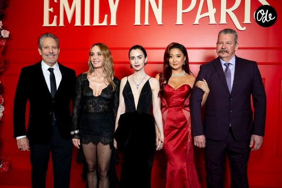Darren Star, Philippine Leroy-Beaulieu, Lily Collins, Ashley Park, Andrew Fleming lors de la première de la série “Emily in Paris” saison 5 au Grand Rex à Paris le 15 décembre 2025. © Pierre Perusseau / Bestimage