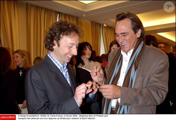 © Serge Arnal/ABACA. 55593-16. Paris-France, 3 février 2004. Stephane Bern et Phillipe Lavil essayent des alliances lors d'un déjeuner au Bristol pour la Saint-Valentin.