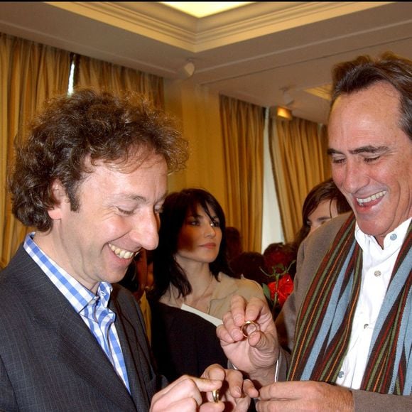 © Serge Arnal/ABACA. 55593-16. Paris-France, 3 février 2004. Stephane Bern et Phillipe Lavil essayent des alliances lors d'un déjeuner au Bristol pour la Saint-Valentin.