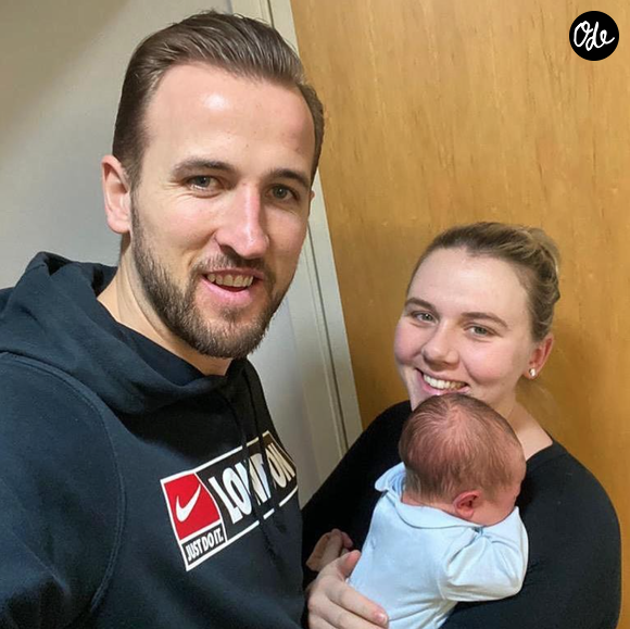 Le joueur du Bayern Munich partage sa vie avec Kate Goodland, rencontrée sur les bancs de l'école dans leur quartier d'origine de Chingford, à Londres.


Harry Kane, son épouse Kate et leur troisième enfant, Louis. Décembre 2020.
