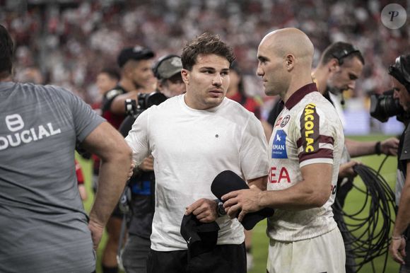 Antoine Dupont et Maxime Lucu après la finale du Top 14 de rugby français entre le Stade Toulousain (Toulouse) et l'Union Bordeaux-Begles (UBB) au Stade de France à Saint-Denis, au nord de Paris, le 28 juin 2025.Photo par Eliot Blondet/ABACAPRESS.COM