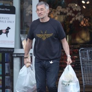 Olivier Martinez fait ses courses au supermarché "Bristol Farms" à Beverly Hills, sans oublier d'acheter une baguette, le 6 avril 2020.