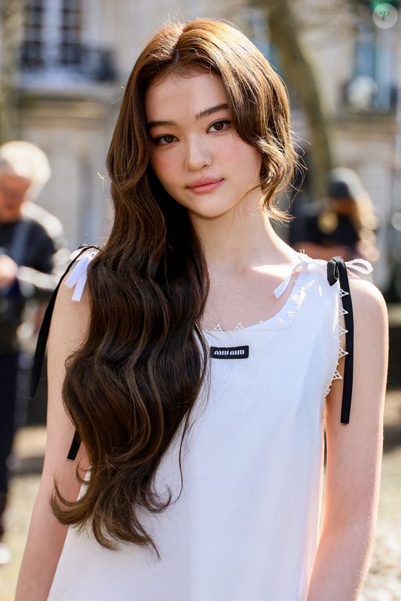 Ella Gross aux arrivées au défilé Miu Miu Collection Femme Prêt-à-Porter Automne/Hiver 2026-2027 lors de la Fashion Week de Paris (PFW) au palais d'lena conseil Economique, social et environnemental, à Paris, France, le 10 mars 2026. © Denis Guignebourg/Bestimage