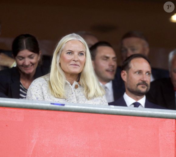 Le prince héritier Haakon et la princesse héritière Mette-Marit assistent au match international de football masculin entre la Norvège et la Moldavie au stade Ullevaal. 9 septembre 2025. © Gulliksrud Marius/Stella Pictures/ABACA
