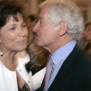 Les journalistes français Anne Sinclair et Yvan Levai assistent au lancement du livre de Dominique Strauss-Kahn, "DSK 365 jours", à Paris, France, le 22 mai 2006. Photo par Mousse/ABACAPRESS.COM