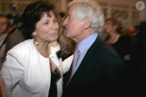 Les journalistes français Anne Sinclair et Yvan Levai assistent au lancement du livre de Dominique Strauss-Kahn, "DSK 365 jours", à Paris, France, le 22 mai 2006. Photo par Mousse/ABACAPRESS.COM
