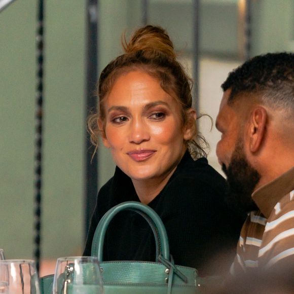 Exclusif - Jennifer Lopez va déjeuner avec son manager Benny Medina et des amis à New York, le 13 septembre 2020. La chanteuse américaine de 51 ans portait un sac à main de sa propre collection et un masque de protection en raison de l'épidémie de coronavirus (Covid-19). The ImageDirect / Bestimage