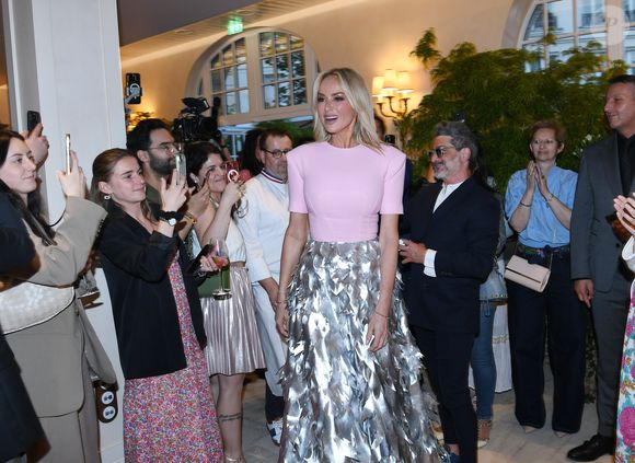 Adriana Karembeu - A l'occasion de la fête des Mères, Adriana Karembeu et Lenôtre s'associent pour créer l'entremets "Nina" au Pré Catelan à Paris le 29 avril 2025.
Cette création à quatre mains est le fruit d'une complicité artistique entre Adriana Karembeu, icône internationale de la mode, ambassadrice engagée, maman au grand cœur et Étienne Leroy Chef Patissier Lenôtre el Champion du Monde de la Pâtisserie.
Pensé comme une rose à offrir, l'entremets « Nina » est symbole de tendresse, de lien et de partage. Cette co-création soutient la Croix-Rouge française, 5% des bénéfices seront reversés à l'association, auprès de laquelle Adriana Karembeu est ambassadrice depuis plus de 25 ans. © Rachid Bellak/Bestimage