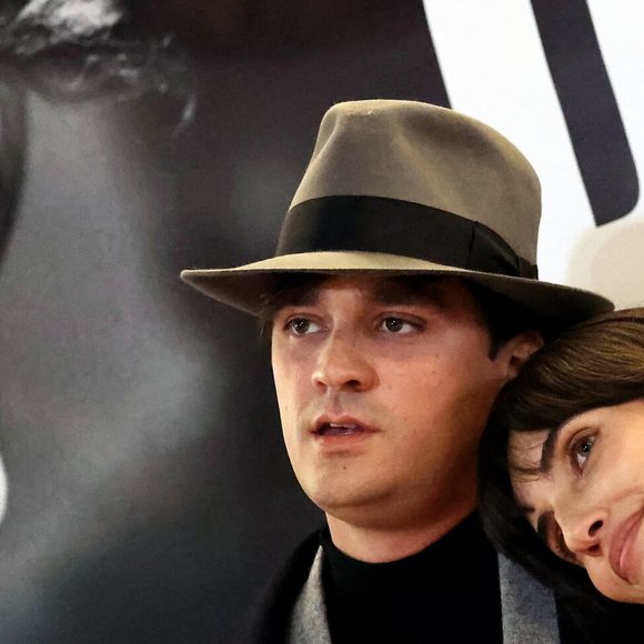 Exclusif - Alain-Fabien Delon et sa compagne Laura Bensadoun au photocall de la soirée Ciné-concert symphonique "Alain Delon, le dernier Samouraï" au Palais des congrès à Paris le 8 novembre 2024 le jour de son anniversaire.

© Jacovides / Moreau / Bestimage