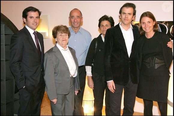 Rétro – Décès de la propriétaire du groupe Galeries Lafayette, Ginette Moulin, à l’âge de 98 ans. Nicolas Houzé, Ginette Moulin, présidente des Galeries Lafayette, Didier Krzentowski, Christiane Houzé, Guillaume Houzé et Clémence Krzentowski lors de l’inauguration de l’exposition « Aujourd’hui plus qu’hier et moins que demain », collection de Clémence et Didier Krzentowski, aux Galeries Lafayette à Paris.