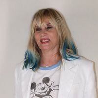 Défilé Dior : Cheveux bleus pour Emmanuelle Seigner, entourée de Louis Garrel et Guillaume Galienne en pleine Fashion Week