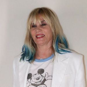 Emmanuelle Seigner a surpris les photographes du défilé Dior en arborant une chevelure bleue assortie à sa tenue estivale.

Emmanuelle Seigner - Défilé de mode Dior Homme, Collection Printemps/Été - Photocall - dans le cadre de la Fashion Week de Paris. 

© Bertrand Rindoff / Bestimage