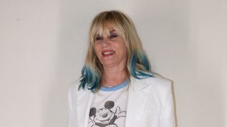 Défilé Dior : Cheveux bleus pour Emmanuelle Seigner, entourée de Louis Garrel et Guillaume Galienne en pleine Fashion Week