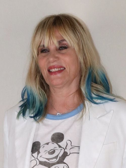 Défilé Dior : Cheveux bleus pour Emmanuelle Seigner, entourée de Louis Garrel et Guillaume Galienne en pleine Fashion Week