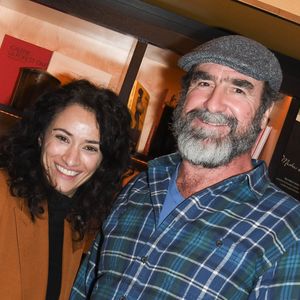 L'actrice aperçue dans les films "Neuilly sa mère" et "Chaos" (ndlr : un rôle qui lui a valu le César du meilleur espoir féminin) et dans la troisième saison de la série de Canal+, "Baron Noir" avait elle aussi eu un coup de foudre lors de sa toute première rencontre avec l'ancien champion de football. 

Exclusif - Rachida Brakni et Eric Cantona lors d'une conférence de presse de la série (France 3) "Le voyageur: La permission de minuit" au restaurant Les Editeurs à Paris, France. © Coadic Guirec/bestimage