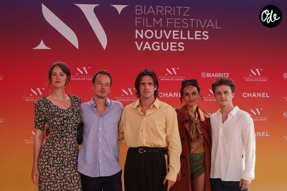 Equipe du film "Microstar" du réalisateur Léopold Kraus au Théâtre de la Gare du Midi lors de la Cérémonie d'ouverture du Festival international du film de Biarritz - Nouvelles Vagues 2026, le 23 juin 2026. Maddie Kulicka, Léopld Kraus, Abraham Walper, Raîka Hazanavicius et Félix Lefebvre.  © Jean-Marc Lhomer / Bestimage
