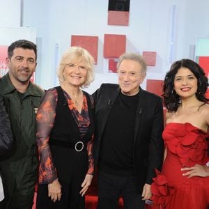 Exclusif - Nathalie Garçon, Le lieutenant Colonel Christophe, Catherine Ceylac, Michel Drucker, Ana CArla Maza et Emmanuel Chaunu - Enregistrement de l'émission Vivement dimanche au studio Rive Gauche , presentée par Michel Drucker . Diffusion sur France 3 le 22/03/2026. Photos prises le 11 mars 2026. © Guillaume Gaffiot / Bestimage