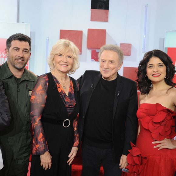 Exclusif - Nathalie Garçon, Le lieutenant Colonel Christophe, Catherine Ceylac, Michel Drucker, Ana CArla Maza et Emmanuel Chaunu - Enregistrement de l'émission Vivement dimanche au studio Rive Gauche , presentée par Michel Drucker . Diffusion sur France 3 le 22/03/2026. Photos prises le 11 mars 2026. © Guillaume Gaffiot / Bestimage