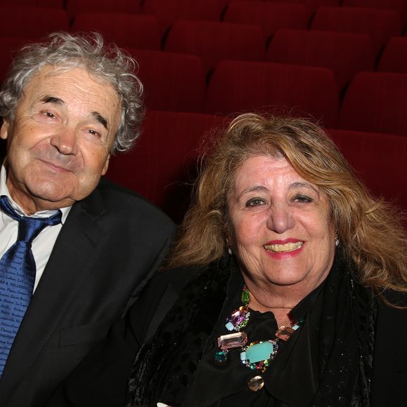 Pierre Perret et sa femme Rebecca - Représentation de la pièce de théâtre "Les Grandes Filles" au Théâtre Montparnasse en soutien à l'APREC (l'Alliance Pour la Recherche en Cancérologie) à Paris, le 31 mars 2015. © Denis Guignebourg / Bestimage