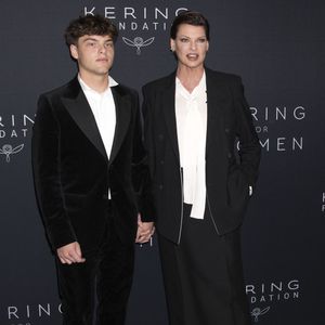 Linda Evangelista et son fils Augustin James Evangelista au photocall du 2ème dîner caritatif "Caring for Women" au profit de la Fondation Kering à New York, le 12 septembre 2023.
Crédit : Action Press / Bestimage