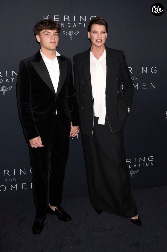 Linda Evangelista et son fils Augustin James Evangelista au photocall du 2ème dîner caritatif "Caring for Women" au profit de la Fondation Kering à New York, le 12 septembre 2023.
Crédit : Action Press / Bestimage