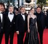 Lors de la montée des marches, l'égérie Chanel est apparue dans une sublime robe en cuir aux côtés de son ex-compagnon en smoking et de leur fils de 15 ans, Marcel.

Simon Jacquet, Guillaume Canet, Leonardo Sbaraglia, Marion Cotillard, Denis Ménochet, Yodelice (Maxim Nucci) - Montée des marches du film " Karma " lors du 79ème Festival International du Film de Cannes, le 15 mai 2026. © Jacovides-Moreau / Bestimage