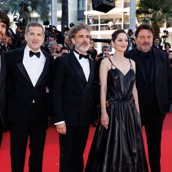 Lors de la montée des marches, l'égérie Chanel est apparue dans une sublime robe en cuir aux côtés de son ex-compagnon en smoking et de leur fils de 15 ans, Marcel.

Simon Jacquet, Guillaume Canet, Leonardo Sbaraglia, Marion Cotillard, Denis Ménochet, Yodelice (Maxim Nucci) - Montée des marches du film " Karma " lors du 79ème Festival International du Film de Cannes, le 15 mai 2026. © Jacovides-Moreau / Bestimage