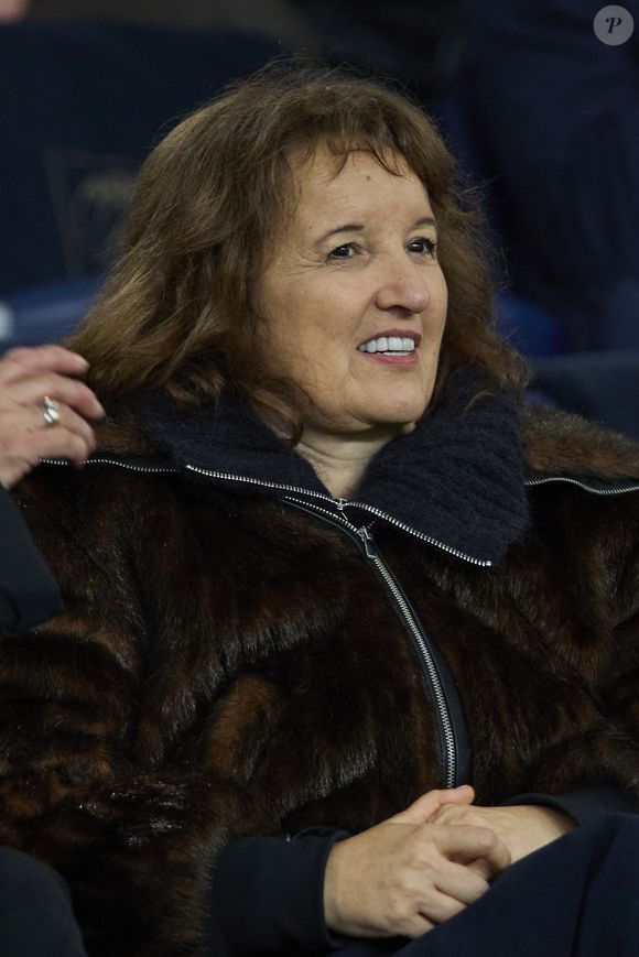 Anne Roumanoff en tribunes du match de Ligue 1 McDonald's opposant le Paris Saint-Germain (PSG) au Racing Club de Strasbourg Alsace (4-2) au Parc des Princes à Paris, France, le 19 octobre 2024. © Cyril Moreau/Bestimage