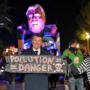 Pour rappel, Christian Estrosi est le maire de Nice

Christian Estrosi, le maire de Nice, en compagnie des membres bénévoles de l'association Nice Plogging qui tous les week end ramassent les mégots et autres déchets sur les plages et dans les rues de Nice, pose devant le char "Pisces and Go" qui rend hommage à l'activiste écologique Paul Watson durant la soirée d'ouverture de la 140eme édition du Carnaval de Nice "Roi des Oceans" à Nice, le 15 février 2025. © Bruno Bebert/Bestimage