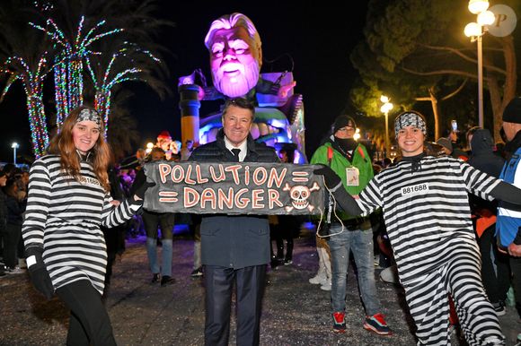 Pour rappel, Christian Estrosi est le maire de Nice

Christian Estrosi, le maire de Nice, en compagnie des membres bénévoles de l'association Nice Plogging qui tous les week end ramassent les mégots et autres déchets sur les plages et dans les rues de Nice, pose devant le char "Pisces and Go" qui rend hommage à l'activiste écologique Paul Watson durant la soirée d'ouverture de la 140eme édition du Carnaval de Nice "Roi des Oceans" à Nice, le 15 février 2025. © Bruno Bebert/Bestimage