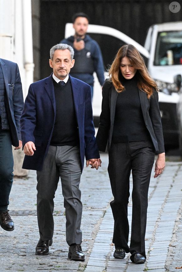 Nicolas Sarkozy, accompagné de sa femme Carla Bruni, sort de son domicile pour être incarcéré à la prison de La Santé à Paris, France, le 21 octobre 2025., où il purgera une peine de cinq ans de prison après avoir été reconnu coupable d'association de malfaiteurs en lien avec un projet de financement de la campagne électorale de 2007 de l'ancien dictateur libyen Mouammar Kadhafi. Nicolas Sarkozy, qui a connu de nombreux ennuis judiciaires depuis sa défaite à la réélection en 2012, sera incarcéré le 21 octobre 2025 pour un projet visant à obtenir des fonds libyens pour sa campagne présidentielle victorieuse de 2007, devenant ainsi le premier ancien dirigeant d'un pays de l'Union européenne à purger une peine de prison. L'ancien dirigeant d'extrême droite français a fait appel du verdict et dénoncé une "injustice". © Bestimage