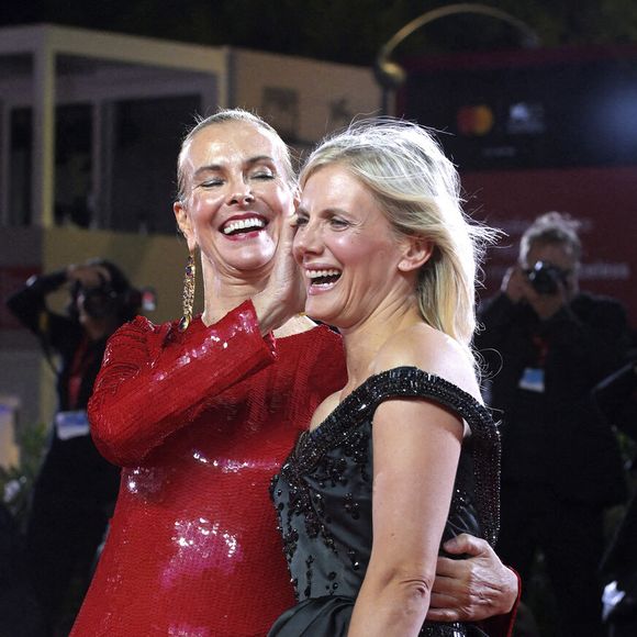 Carole Bouquet et Mélanie Laurent ont foulé le tapis rouge de la Mostra de Venise.

Carole Bouquet et Mélanie Laurent assistent à la projection du film « Un Bon Avocat » dans le cadre du 83e Festival international du film de Venise, à la Sala Grande, à Venise, en Italie.

Photo par DPA/ABACA