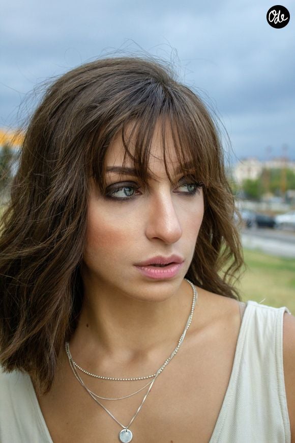 Changer de tête sans changer toute sa coupe : la frange a ce pouvoir un peu magique. 

Apostolos Vamvouras /Unsplash