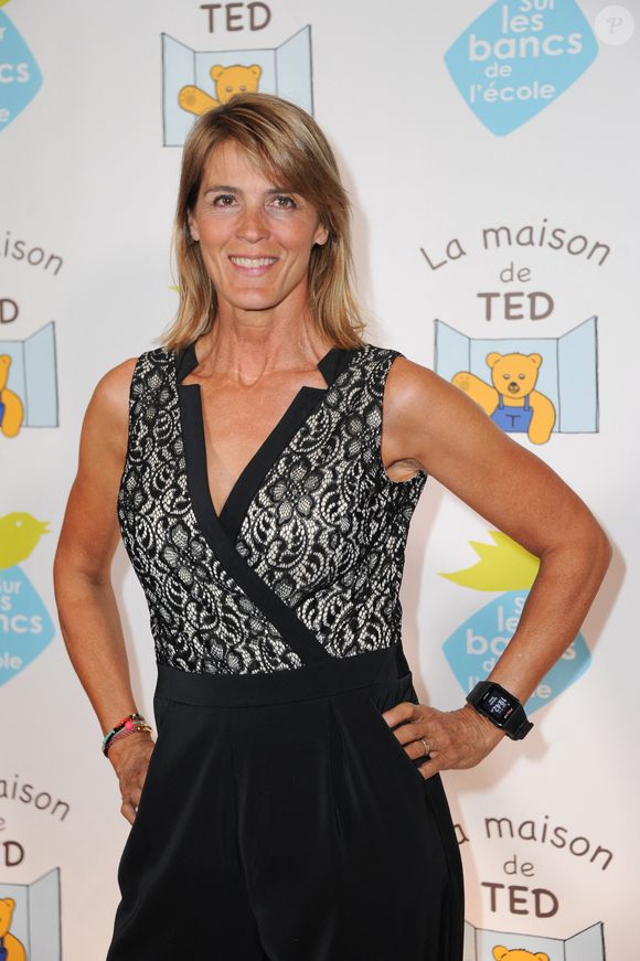 Nathalie Simon arrivant au gala de charité pour l'autisme 'Sur les bancs de l'école' qui s'est tenu au Pavillon Gabriel, à Paris, France, le 7 novembre 2016. Photo par Mireille Ampilhac/ABACAPRESS.COM