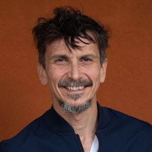 Arnaud Tsamere prend la pose à Roland-Garros à l'occasion du tournoi de Roland-Garros, le 27 mai 2025, à Paris, en France. Photo de Laurent Zabulon/ABACAPRESS.COM