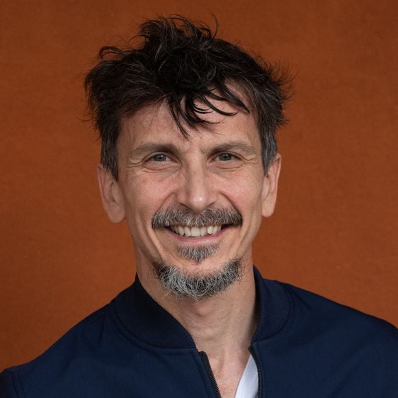 Arnaud Tsamere prend la pose à Roland-Garros à l'occasion du tournoi de Roland-Garros, le 27 mai 2025, à Paris, en France. Photo de Laurent Zabulon/ABACAPRESS.COM
