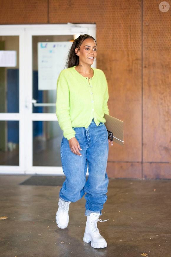Exclusif - La chanteuse française Amel Bent lors de la lecture de la dictée ELA, avec le texte "L'oubliée" écrit spécialement par Valérie Perrin pour la 22ème édition de la campagne "Mets tes baskets et bats la maladie" en soutien à l'Association Européenne de Leucodystrophie (ELA) à l'école de Bougival, France, le 14 octobre 2025. © Pierre Perusseau/Bestimage