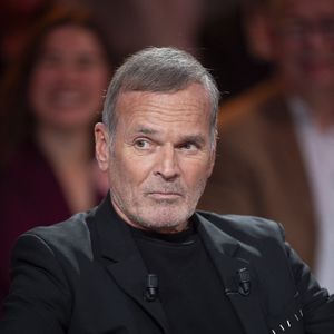 Lorsque les serveurs arrivaient à table, l'humoriste continuait à jouer avec la situation. 

Exclusif - Laurent Baffie lors de l'enregistrement de l'émission "Famille je vous aime" présentée par Michel Drucker et qui sera diffusée le vendredi 29 mai sur France 3, à Paris, France, le 4 décembre 2025. © Gaffiot-Perusseau/Bestimage