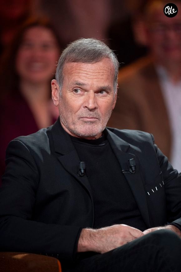 Lorsque les serveurs arrivaient à table, l'humoriste continuait à jouer avec la situation. 

Exclusif - Laurent Baffie lors de l'enregistrement de l'émission "Famille je vous aime" présentée par Michel Drucker et qui sera diffusée le vendredi 29 mai sur France 3, à Paris, France, le 4 décembre 2025. © Gaffiot-Perusseau/Bestimage