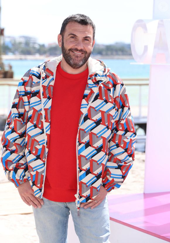 Laurent Ournac lors du photo call de ''Camping paradis' sur la plage du Majestic lors de la 7eme saison de 'CanneSeries' à Cannes le 6 Avril 2024

Denis Guignebourg/BestImage