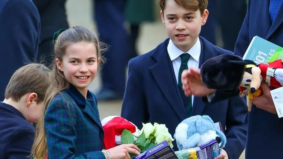 Le prince George complice avec sa sœur Charlotte pour Noël, un moment immortalisé en vidéo !