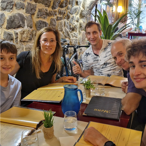 À leurs côtés, sa vie retrouve des semblants de normalité, entre parties de pêche avec son père et sorties au restaurant.

Paul Seixas, le jeune espoir du cyclisme français est soutenu par ses parents Emmanuel et Emmanuelle.