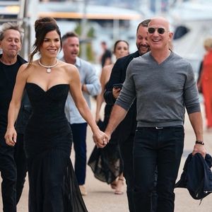 Exclusif - Jeff Bezos et sa fiancée Lauren Sanchez se rendent à la soirée du "Global Gift Gala" lors du 78e Festival International du Film de Cannes, le 19 mai 2025. Backgrid USA / Bestimage