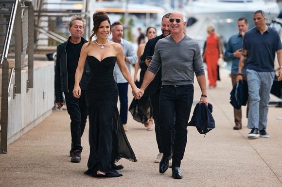 Exclusif - Jeff Bezos et sa fiancée Lauren Sanchez se rendent à la soirée du "Global Gift Gala" lors du 78e Festival International du Film de Cannes, le 19 mai 2025. Backgrid USA / Bestimage